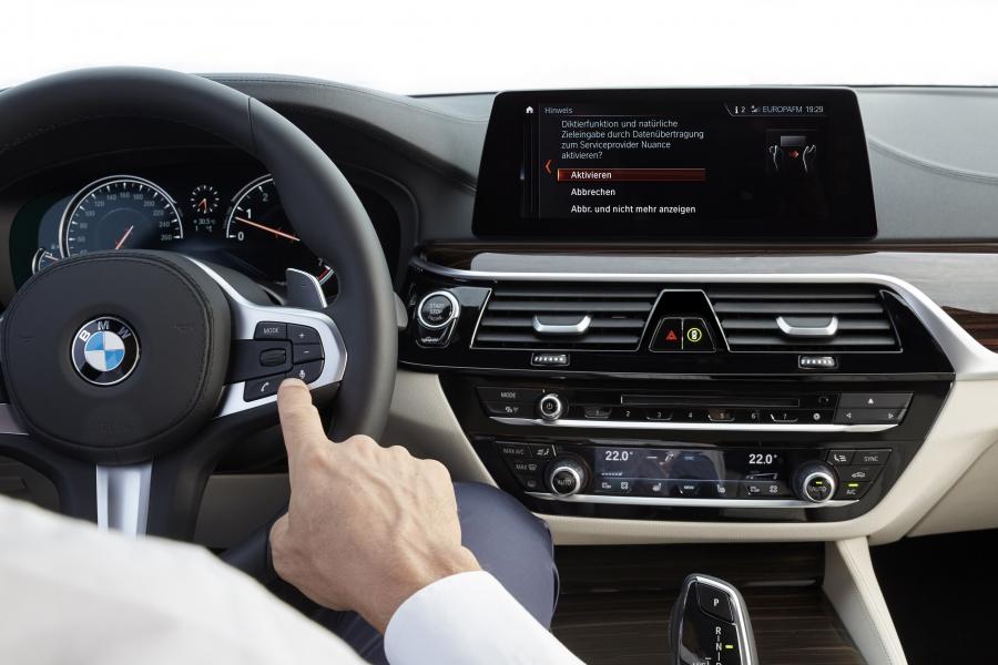 Детали интерьера BMW 540i Sedan M Sport 2017 года  (WW) (фото 63 из 98)